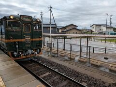 しかし、どういう訳か「べるもんた」も接続待ちの謎の大幅遅れで新高岡駅に10時20分に到着。