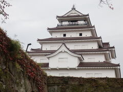 どーーん！お城が見えてきた。
今年は熊本城、郡上八幡城とお城に行く機会があったので
【鶴ヶ城】にも行ってみたくなったそう。