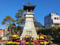 【常夜灯】
笠間稲荷の菊まつりは日本で最も古い菊の祭典
明治41年（1908年）日露戦争により 荒廃した人々の心をなごめようと、神社に農園部を開園して始められました  