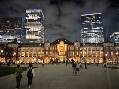 東京の玄関口でありシンボルである東京駅。日が暮れるとオレンジの色がまた綺麗です。