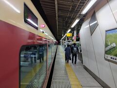 吉川美南。
よく臨時列車の始発駅で聞く駅名。
向かいのホームにはE257系5500番台が居た。これも何かの臨時と思われる。
最近、短い停車時間でちょっとホームへ降りてみたくなる。へけけさまやTagucyanさまの影響ｗ