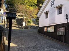 阿智神社神社。傾斜のある階段を上がれば、景色も良いはずですが、失礼して下から手を合わせました。