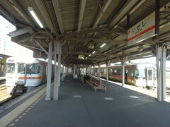 ０８：０４，伊勢市駅に到着、伊勢神宮へのもより駅で近鉄電車の停車駅でもあります、向かいホームの列車の鳥羽行きに乗り継ぎです