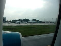 ハノイノイバイ国際空港に着陸です(^_-)-☆。
確かに路面が濡れています(・_・)。