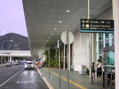 10月13日(金)
５：15 定刻通り、ケアンズ国際空港に着きました。