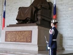 10時の衛兵交代がはじまる4階に上がって来た。

台湾建国の志を示す巨大な蒋介石の像には二人の衛兵が微動だにせず両脇を固めている。まるで人形？と見間違えるぐらい直立不動の姿勢で１時間立ち続けていた。

https://youtu.be/Ou6kT3LJt5M

5人揃って高身長でスタイル抜群！なんかアイドルを見ているよう。
夫はこのビデオを撮っていて衛兵が交代するのを見逃した。
「いつ代わったん？」