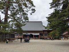 毛越寺に足を延ばしました。
お天気があやうい・・・