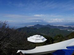 ところが、ゴンドラリフトを降り、外へ出てみると、富士山は雲の中である。晴れてはいるのだが、ちょうど富士山の山頂に雲が掛かっているのだ。しかも、11月中旬だと言うのに、雪が無い。