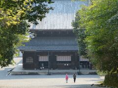 泉涌寺に到着しました。時間がないので山門から境内を見るだけでした。