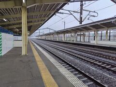 熊谷から高崎なんて高崎線だべ。と怒られそうですが、たったひと駅、新幹線を使うと30分朝寝坊できるのでついカッとなって特定特急券を買いました。880円。

ホームに上がったけどめっちゃ雨降っとる。午後には止む予報だけど。どーかな。