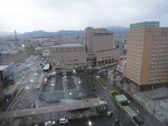 ホテルの窓から見える、弘前駅前の風景。