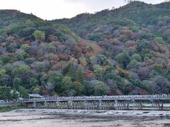最後は鹿王院から渡月橋へてくてく歩いて...
んー、渡月橋はまだまだかなぁ？？？

でもとにかく人が多くて...
行ってちょっと後悔(笑)
鹿王院の静かで癒された状態のまま帰ればよかった♪(´ε｀ )反省
次回の反省点とします。

秋の京都、日帰りだったけどすてきな景色を堪能できて大満足♪
今週末はもっと紅葉が進んで見頃にあるところもあるのかな？
来年もすてきな景色が観られますように☆彡

おしまい。