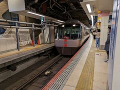 往路は新宿駅からロマンスカーで小田原駅へ。あとから気付きましたが、新宿からロマンスカーに乗るならJRの普通で行った方が150円安く、所要時間もあまり変わらなかったです。でもロマンスカーは快適でした。