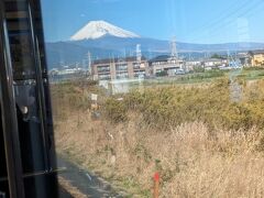 三島駅からは伊豆箱根鉄道の駿豆線で修善寺駅へ。車窓からはずっと冠雪した綺麗な富士山が眺められました。