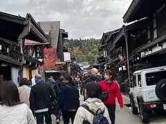 お次は飛騨高山

いやぁー、ここも人がすごかったです。
外国の方多いですね。
日本人の私よりも情報通。


