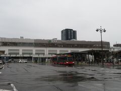 宮浦中学前から路線バスに乗って、新潟駅へ
ｉｃカード使えます。駅は工事中で・・・・思うように進めない（歩道橋）