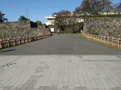 　食べた後は霞城公園を訪問。
　霞城公園山形市街地のほぼ中央に位置し、約35.9haの面積を有する山形城跡を整備した都市公園であります。春の時期になると約1,500本の桜が咲き誇る山形市随一の桜の名所でもあり、桜の開花に合わせて「霞城観桜会」が開催されます。
