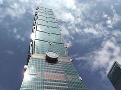 台北市信義区そびえ立つ高さ509m、地上101階建ての高層ビル「臺北101」を下から見上げた景色は圧巻です。