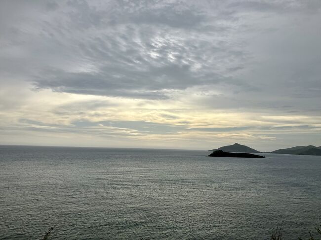 「ねえ」<br />「なに？」<br />「あの島、おっばい島じゃない？」<br />「言われてみれば！」<br />「さっき海岸歩いてる時から気になってたのよね」<br />「よく気づいたね～」<br /><br />会話はバカですが、尾根道は結構スリリングな絶景ルートでした。