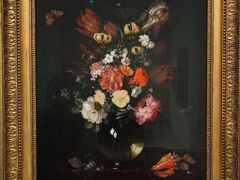 第2章 花の静物画「ひまわり」をめぐって
ピーテル・ファン・デ・フェンネ「花瓶と花」1655年 ギルドホール・アート・ギャラリー
静物画の中で最も好まれる主題は「花」ではないでしょうか。花は人物と並んで人気の高い主題で、静物画の黄金時代である17世紀には花を専門に描く画家も活躍していました。ゴッホが活躍した19世紀、フランスの中央画壇では歴史画や人物画を頂点とした理念のため、静物画は絵画のヒエラルキーの下位に位置づけられていました。しかし花の絵の需要は高く、多くの画家が花の静物画に取り組んでいました。