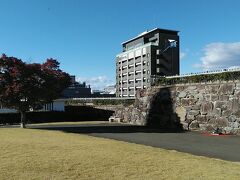 舞鶴城公園 (甲府城跡)からの今日から2泊する城のホテル甲府外観です
最上階には温泉大浴場があります