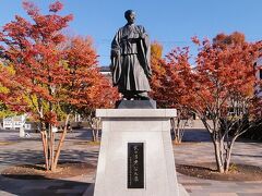 甲府駅北口にある武田信玄公の父、信虎公の像
回りの木々が紅葉してます