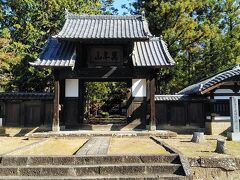 大泉寺は甲府市内の紅葉の名所で総門は江戸時代の建築で立派です
武田信玄公の父信虎公のお墓に御霊殿もあり、歴史あるお寺です

大泉寺から甲府駅は歩いて27分です

