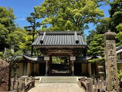 　清荒神清澄寺の山門。駅から山門までは徒歩で15分強の距離でした。山門を入ると樹齢約500年の銀杏の大木が2本あり、宝塚市の天然記念物に指定されているそうです。

　火を扱う「かまど(台所)」が賑わえば、家庭・会社が繁栄することから、火の神である荒神を祀る荒神信仰は、家内安全、商売繁昌、厄除開運などの現世利益をもたらすと信じられています。

※元旦には大勢の初詣客で賑わいます