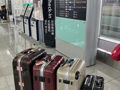 福岡空港で地下鉄を降りて、国内線から国際線の連絡バス（無料）に乗りこみ、Yちゃん、Ｈちゃんと合流し、国際空港3階で無事Ｎちゃんとも合流。

9:28 
恒例のスーツケース写真。気分が盛り上がります。
もうわくわくしかないですね。
4人の記念撮影したら、Yちゃんがつい間違えてアロハーの手になってたよって言うの可愛すぎるよー。