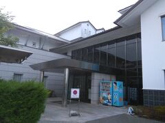 この日は、児島に行くついでに早島町立図書館に寄らせていただいて、自著の寄贈を行いました。