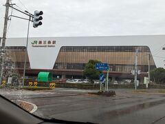 車窓から見る燕三条駅。
ちなみに高速道路のインターチェンジ名は三条燕IC。
田中角栄の仲介による妥協の産物（？）説あり。