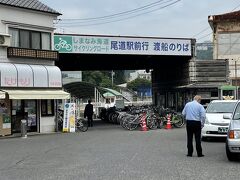 　今回、乗船するのは「駅前渡船」です。

　尾道と向島を結ぶ渡船には、「駅前渡船」、「福本渡船」、「尾道渡船」の3つがあり、中でも福本渡船は一番歴史が古く、地元では「1円ぽっぽ」の愛称で親しまれているそうです。どの渡船も約10分間隔で運行されており、運賃は大人100円(福本渡船は60円)、駅前渡船は125ccのバイクまでで自動車を載せることはできません。

※渡船が桟橋を離れると、運賃を徴収する方がいらっしゃいます。