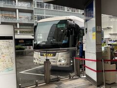 LCCのpeach（ピーチ）利用のため、 東京駅八重洲口高速バス乗り場7番乗り場から『エアポートバス東京・成田』で成田空港へ向かいます。