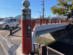 飛鳥川に架かる朱色の橋、蘇武橋が今井町の入り口です。