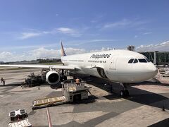 マニラのニノイアキノ国際空港に到着！

本当はマニラに到着したら、空港で暫く過ごして日本に直行するはずでした。
しかしながら、フィリピン航空の予定していた便が欠航となりまして、代替案として、丸一日マニラに滞在するプランを提案されました。
それを受け入れて、12,000円追加してホテルも手配してもらいました。

5/01　PR432　マニラ  14:30→成田　20:10　→欠航
5/02　PR5432 マニラ  03:20→成田　08:30    →代案