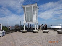 山の上の駅に着いた。
駅の真上が展望台になっているのだが、なにしろ暑い…