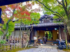 江戸時代に福岡藩 六代藩主の黒田継高公により別荘として造られた庭園です。
