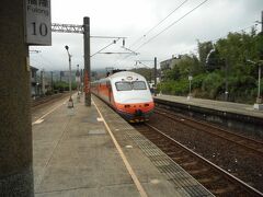 帰りの列車「自強号」がやってきました
福隆の駅に、この日最初に停車する（午前中の便はとまらない）特急列車です