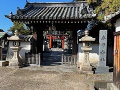 春日神社、寺院のような山門があります