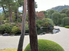 出雲大社から車を走らせ
足立美術館へ向かいました。