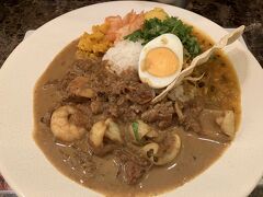 ２種盛りをオーダー。今週のカレー、シーフードミックスと豆カレーです。