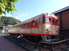 かつて敦賀～東舞鶴を走っていた、
"急行 わかさ"の車両だヨ！
活躍時期は1961年から1999年まで。
2017年12月に開催された、
"つるが鉄道フェスティバル"を経て、
ここに展示されるようになったヨ。