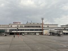 小松空港は厚い雲に覆われていました