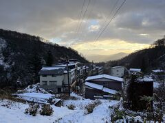 身体を温めるため15分程温泉に浸かって、お宿に戻りました。

途中の薬師堂の前から朝の温泉街を撮影しました。