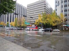 景福宮駅で下車しましたが、雨が降っています。