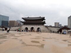 国立古宮博物館を出たけど、まだ小雨です。