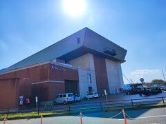 呉の駅前で降ろされて、歩くこと数分、大和ミュージアムにつきました。
本当はここで昼食にしたかったのですが、既に行列が出来ていたのでやめました。