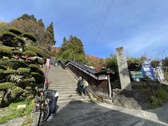 辿り着いたのが山形きっての観光スポット山寺☆

東北道に入ったところでひどい渋滞もあったので、千葉県内の自宅からかれこれ6時間かけて到着^ ^

ここから千段もの石段を登るのだ！！