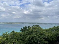 展望台からの「来間大橋」と「与那覇前浜ビーチ」です。天気はイマイチなうえ、かなりの強風です。