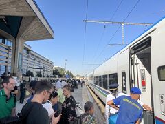 そんなこんなで、到着しましたサマルカンド駅。

タシケントを出発して、約2時間、9時37分に到着です。